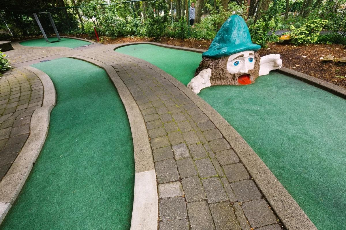 Stump character with a green hat and sad face along the course path